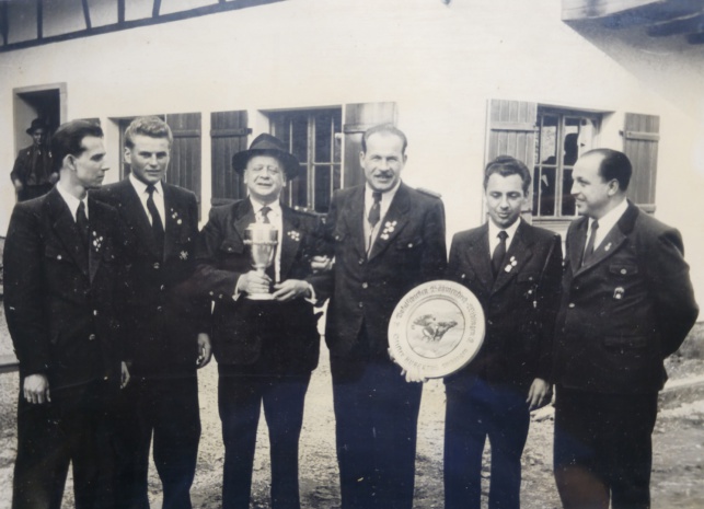 Schützen mit Pokal und Schützenscheibe beim Pokalschießen am  17.06.1956 vor dem Schützenhaus des SV Hubertus Böhmenkirch
