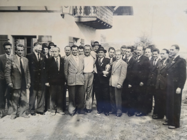 Gruppenaufnahme der Teilnehmer des Pokalschießens am 17.06.1956 beim SV HUBERTUS Böhmenkirch